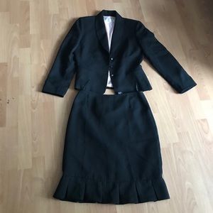 - Tahari Arthur S Levine blazer and skirt s…